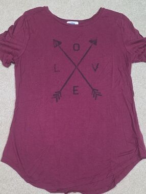 Old Navy Maroon Short-Sleeve 'LOVE' Arrow Graphic Tee